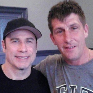 Sean Malone posa ao lado de John Travolta durante as filmagens de "O Falsificador" - Reprodução