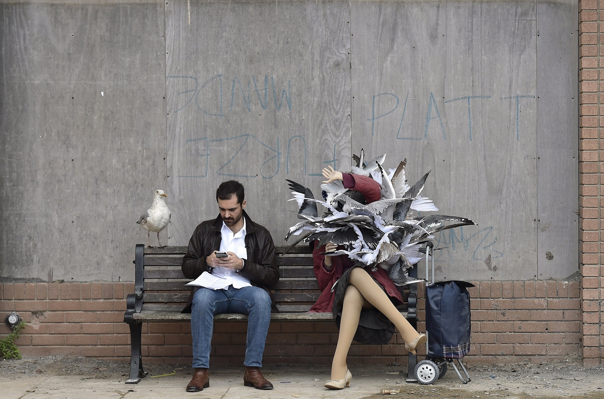 20.ago.2015 - O artista urbano britânico Banksy anunciou nesta quinta-feira (20) a abertura da "Dismaland", um "parque temático familiar para anarquistas principiantes" em Somerset, região litorânea ao oeste do Reino Unido - Toby Melville/Reuters