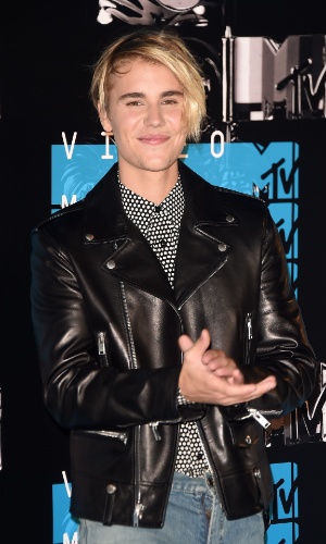 30.ago.2015 - Justin Bieber aparece de novo visual no Video Music Awards 2015. O cantor deixou maior a franja, que já foi sua marca registrada no início da carreira