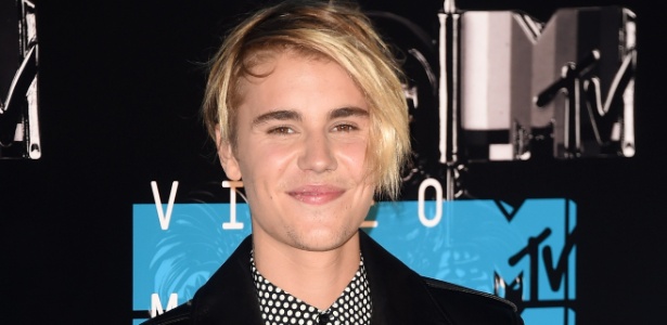 De volta à franja do início da carreira, Justin Bieber exibiu look no VMA 2015, em agosto - AFP