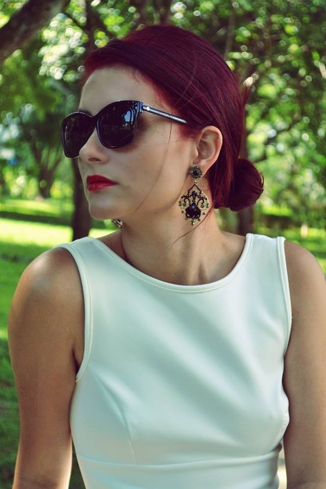 "Sempre me perguntam quem é o macho da minha casa. E eu respondo que o único macho de lá é o meu cachorro. Não existe homem em uma relação entre duas mulheres. Geralmente, fico brava com essas perguntas. Mas só na hora, depois, rio. As pessoas têm dificuldade de aceitar coisas novas, não se esforçam para aprender algo que não sabem. Elas têm de abrir mais a cabeça" | Morganna Castro, 24, modelo - Arquivo Pessoal