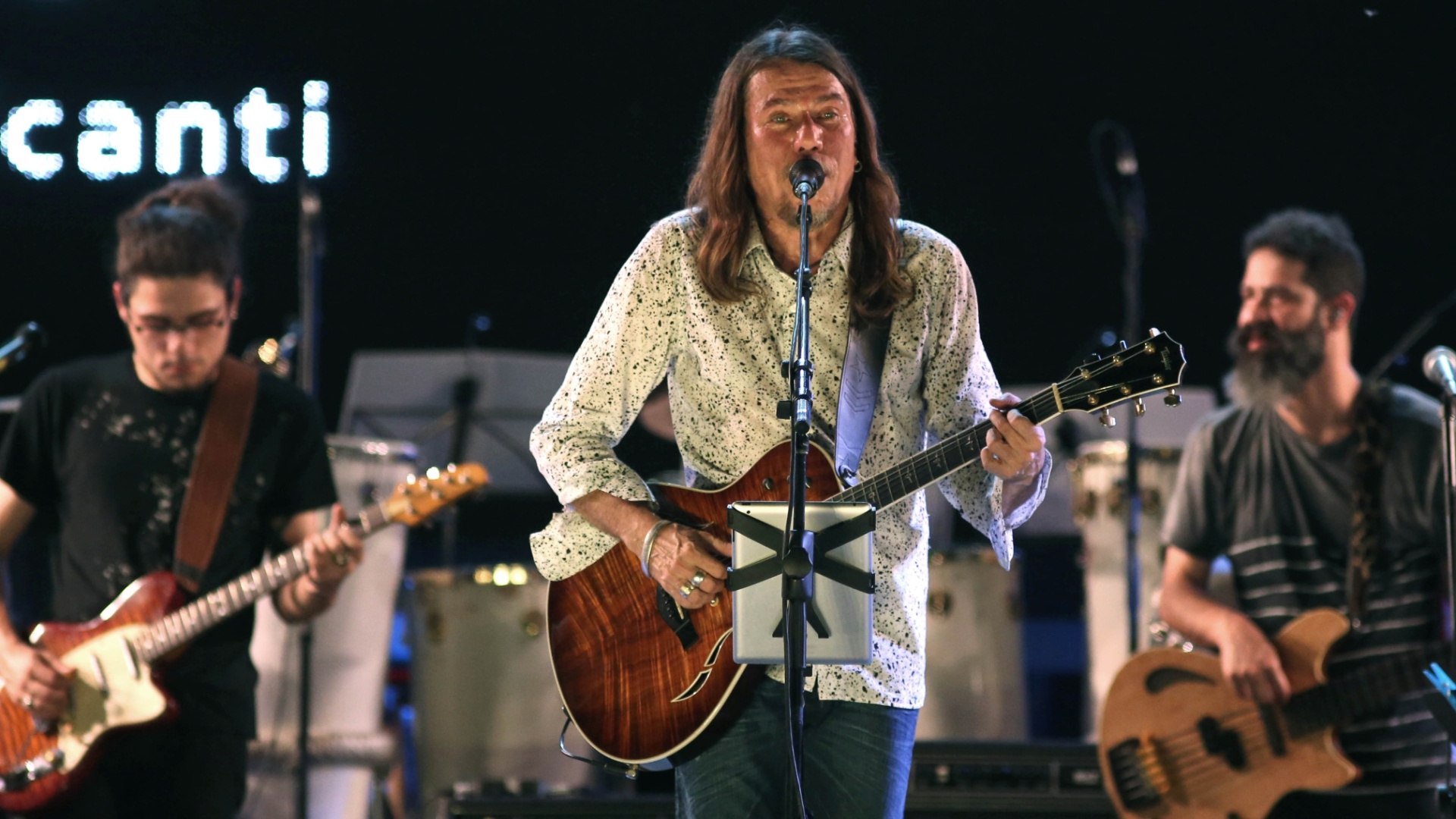 18.set.2015 - O músico Lenine apresenta seu novo projeto "Carbono" no palco Sunset, juntamente com diversos músicos, incluindo a banda Nação Zumbi. - Fernando Maia/UOL