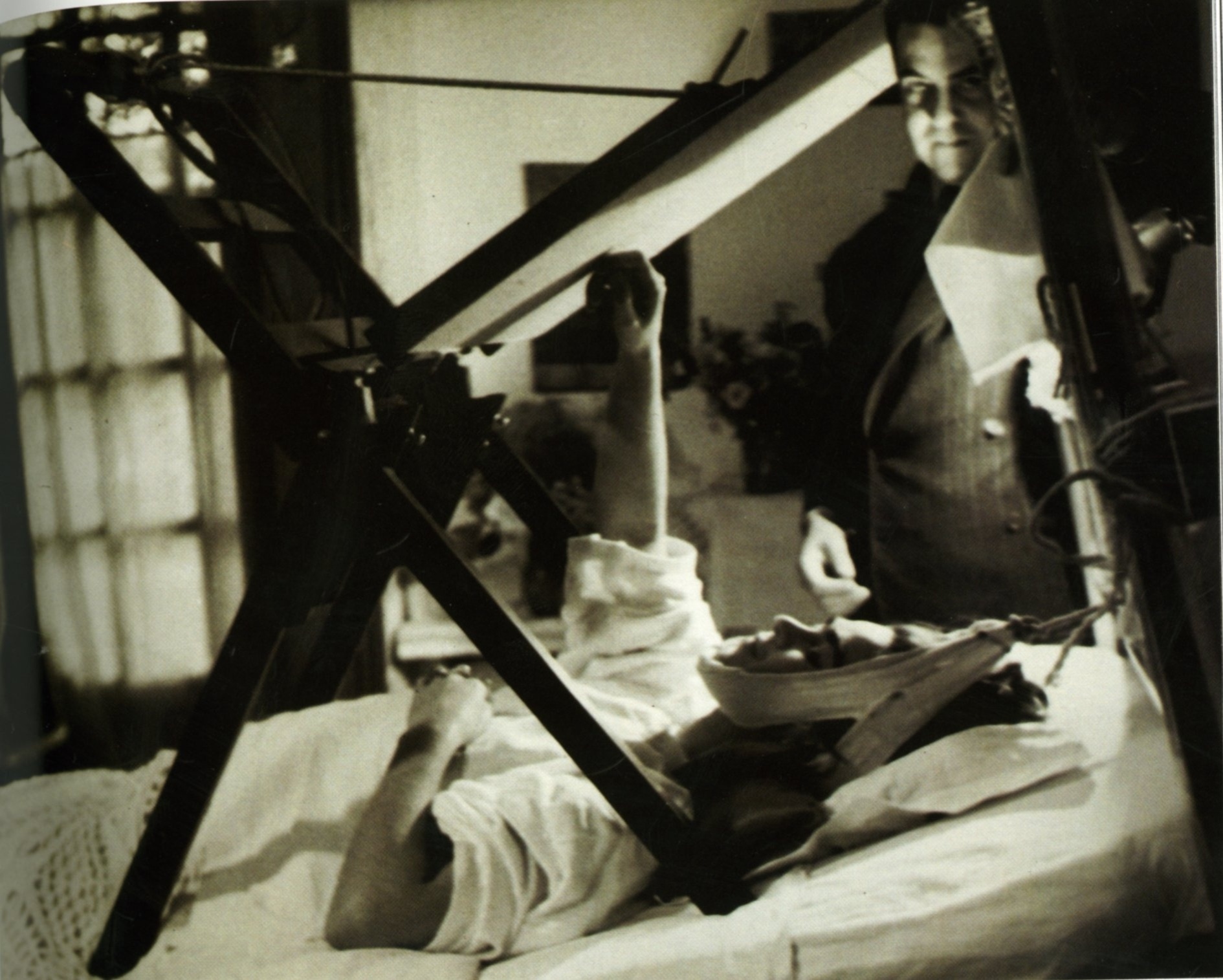 A artista mexicana Frida Kahlo trabalha após seu acidente - Divulgação