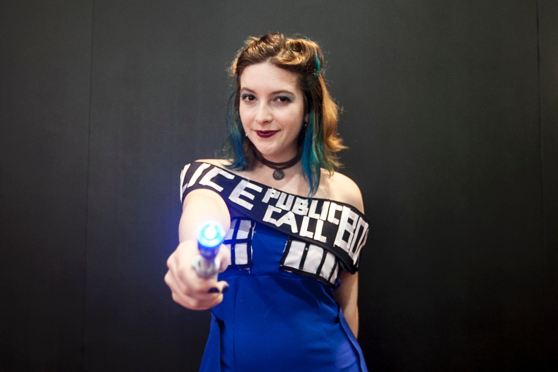 4.dez.2015 - Gi Pausa Dramática se inspirou na Tardis, máquina do tempo do Doctor Who, para montar seu look na Comic Con Experience - Lucas Lima/UOL