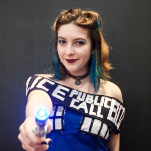4.dez.2015 - Gi Pausa Dramática se inspirou na Tardis, máquina do tempo do Doctor Who, para montar seu look na Comic Con Experience - Lucas Lima/UOL