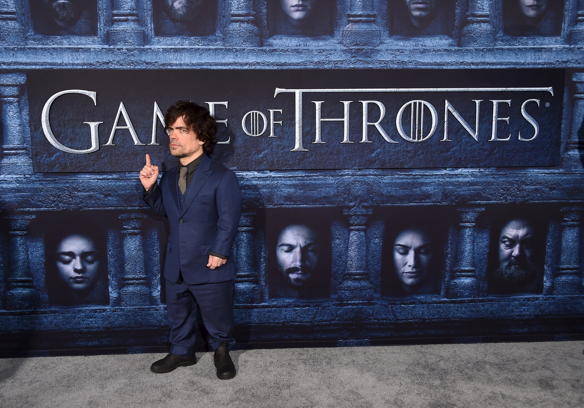 10.apr.2016 - Peter Dinklage marca presença na pré-estreia da sexta temporada de "Games of Thrones", em Los Angeles. Na série, o ator interpreta Tyrion - Reuters
