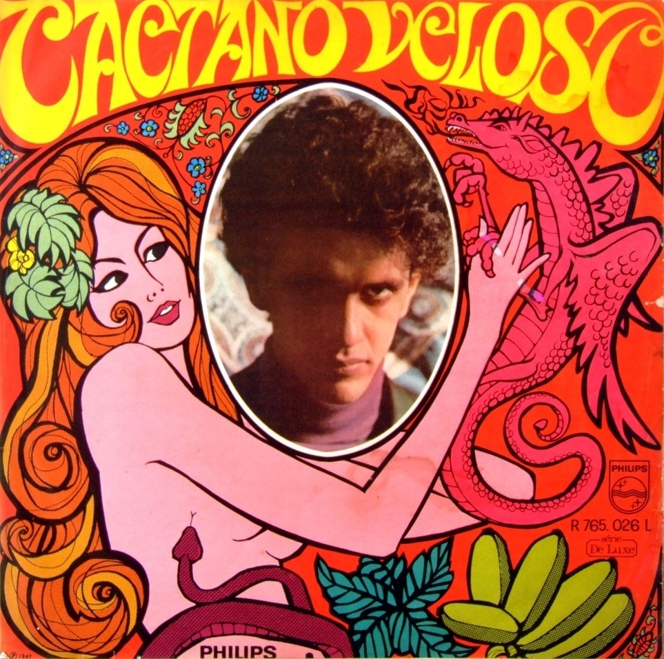 Rogério Duarte fez a capa do primeiro álbum de Caetano Veloso (1968), com uma foto de David Drew Zingg. Na capa, o cantor aparece em um porta-retrato segurado por uma mulher. O álbum traz faixas como "Tropicália", "Alegria, Alegria" e "Soy Loco Por Ti América" - Reprodução