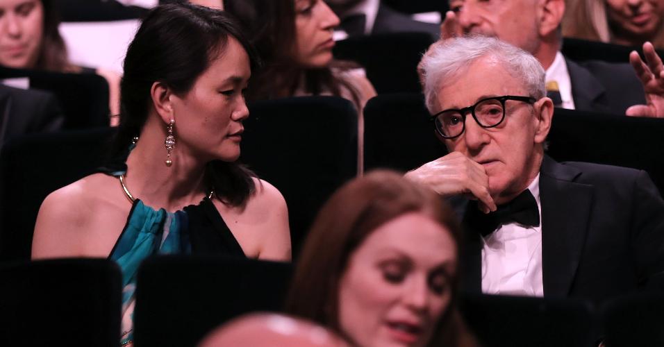 11.mai.2016 - O diretor de cinema americano Woody Allen ao lado de sua mulher, Soon-Yi Previn, durante abertura da 69ª edição do Festival de Cannes, que teve a exibição do seu mais novo filme 