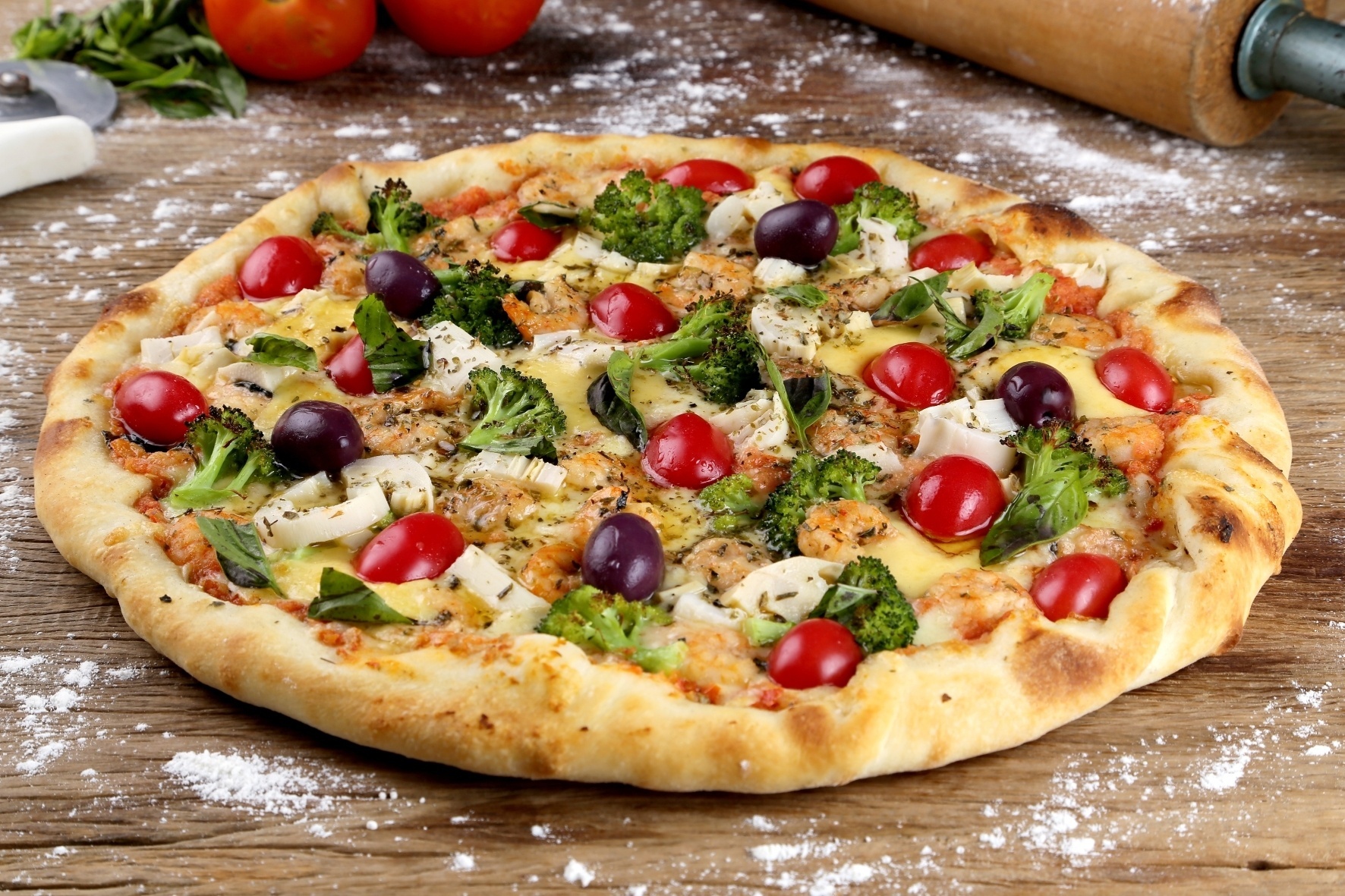 Pizza "Camarão Especial" é preparada com muçarela, camarão, azeitona preta fatiada, brócolis, palmito e manjericão - Divulgação