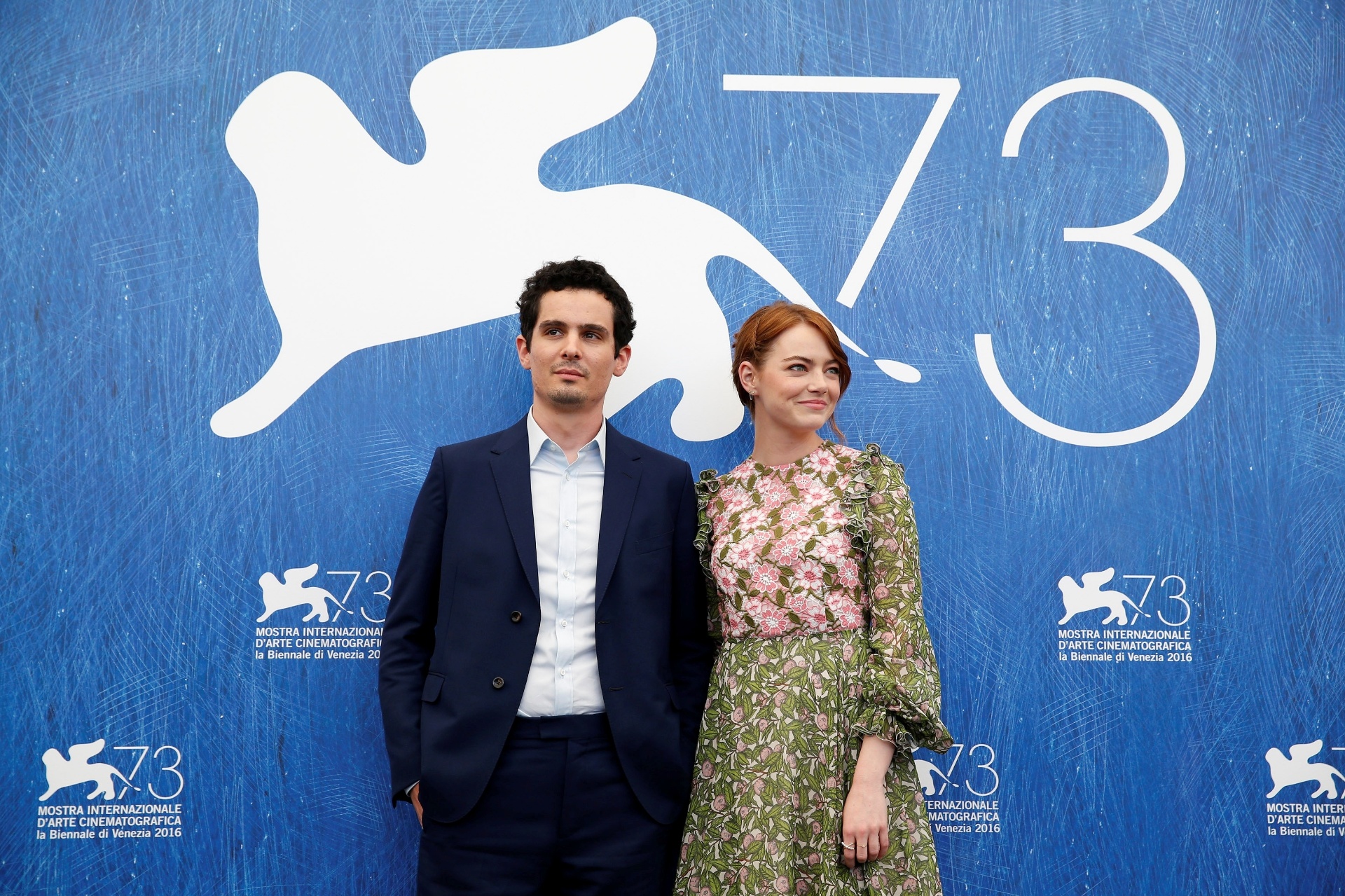 31.ago.2016 - Emma Stone posa ao lado do diretor Damien Chazelle no tapete vermelho de "La La Land", no Festival de Veneza - Alessandro Bianchi/Reuters