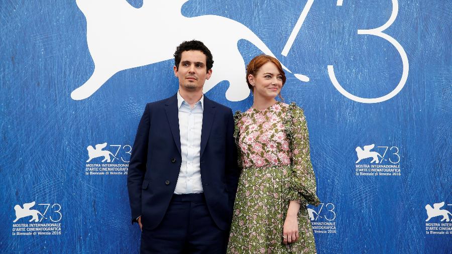 31.ago.2016 - Emma Stone posa ao lado do diretor Damien Chazelle no tapete vermelho de "La La Land", no Festival de Veneza - Alessandro Bianchi/Reuters