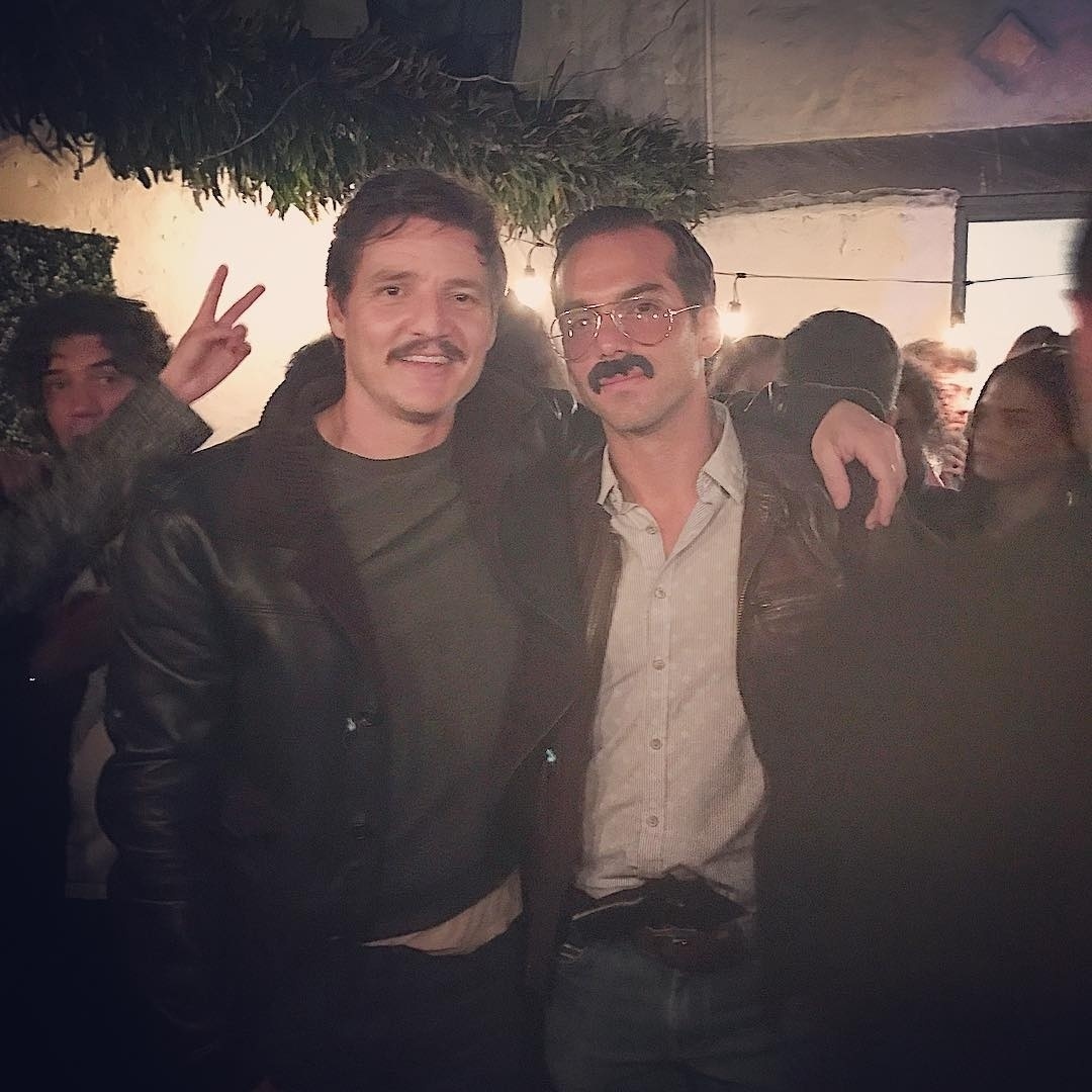 30.out.2016 - Pedro Pascal encontrou seu "sósia" em uma festa de Halloween em Bogotá, onde grava a terceira temporada de "Narcos". O ator publicou uma oto ao lado de um homem fantasiado de Javier Peña, seu personagem na série da Netflix - Reprodução/Instagram/pascalispunk