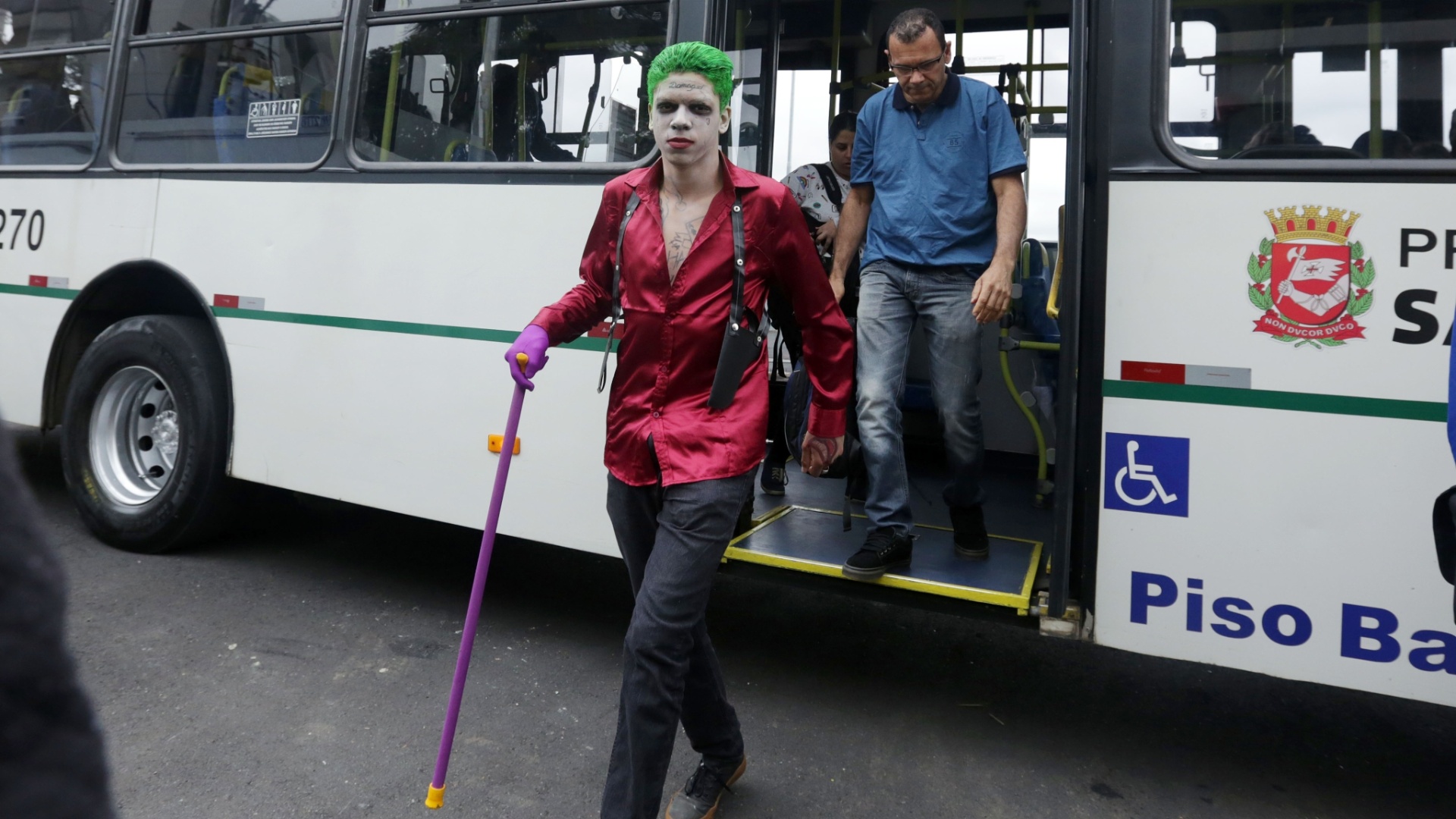 1º.dez.2016 - Cosplayer chega ao São Paulo Expo para o primeiro dia de Comic Con Experience - Ricardo Matsukawa/UOL