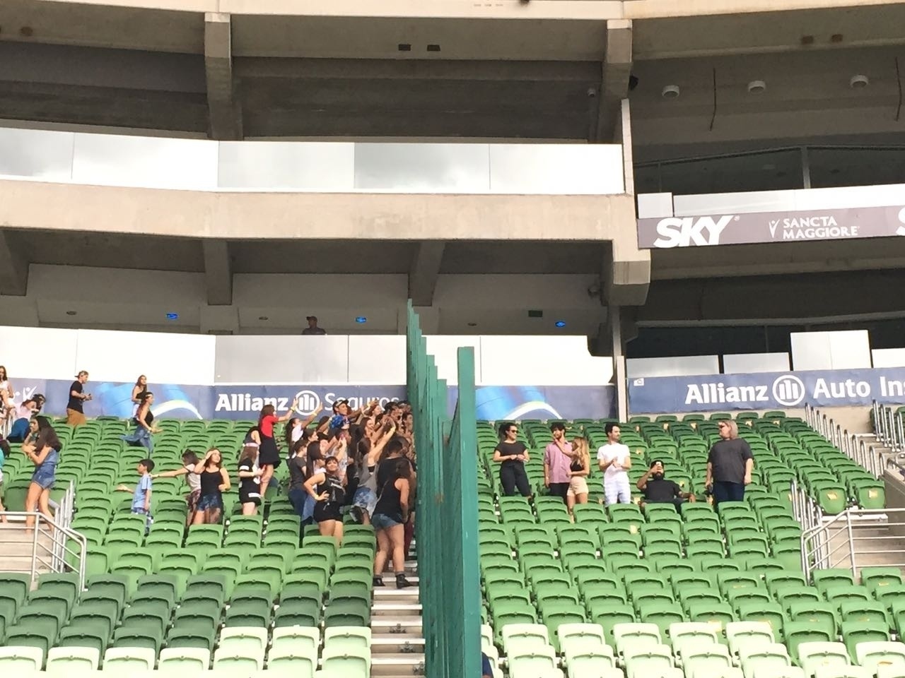 10.dez.2016 - Manu Gavassi bem que tentou, mas não conseguiu passar despercebida pelos fãs depois de cantar no Z Festival, em São Paulo. Ela foi reconhecida pelos admiradores nas cadeiras do Allianz e eles correram para a grade para tentar garantir um clique da cantora - Renata Nogueira/UOL