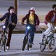 8.dez.2016 - Eles estão de volta! Finn Wolfhard (Mike), Gaten Matarazzo (Dustin) e Caleb McLaughlin (Lucas) voltaram a pedalar nas bicicletas de seus personagens nas gravações da segunda temporada de "Stranger Things", que acontecem em Atlanta (EUA) - AKM-GSI