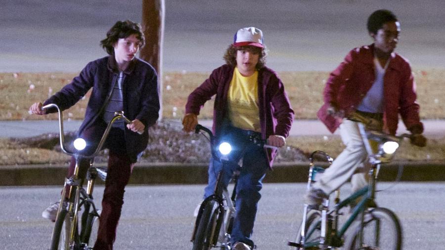 8.dez.2016 - Eles estão de volta! Finn Wolfhard (Mike), Gaten Matarazzo (Dustin) e Caleb McLaughlin (Lucas) voltaram a pedalar nas bicicletas de seus personagens nas gravações da segunda temporada de "Stranger Things", que acontecem em Atlanta (EUA)  - AKM-GSI