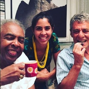 Bela Gil entre o pai, Gilberto Gil e Chico Buarque  - Reprodução / Instagram - Reprodução / Instagram