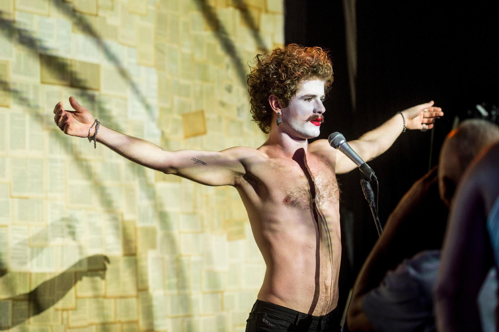 Leon (Mauricio Destri) faz performance numa boate em "Os Dias Eram Assim" - Mauricio Fidalgo/TV Globo