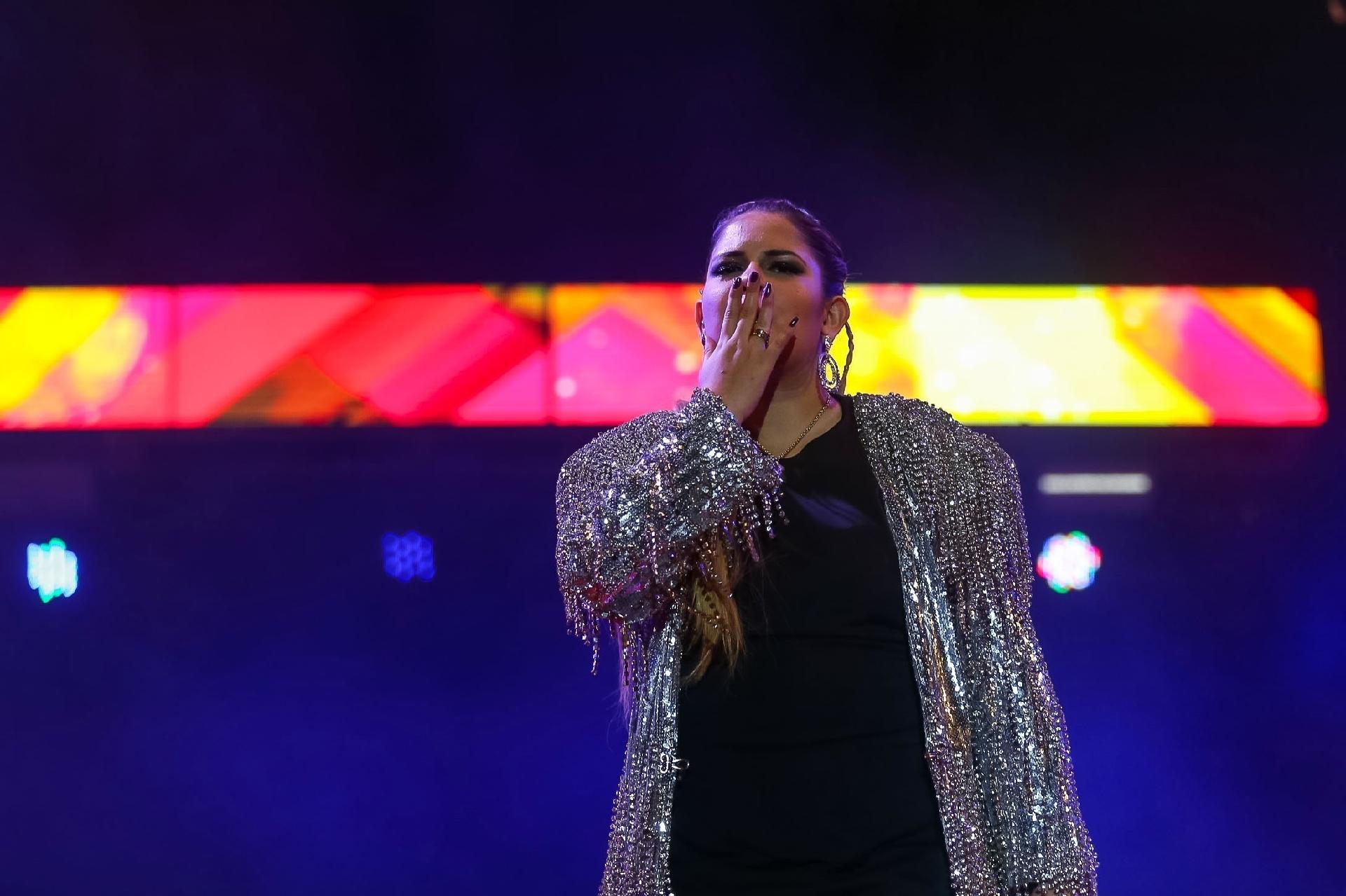 6.mai.2017 - Marília Mendonça se emociona durante apresentação na Festa das Patroas no Anhembi, em São Paulo - AgNews