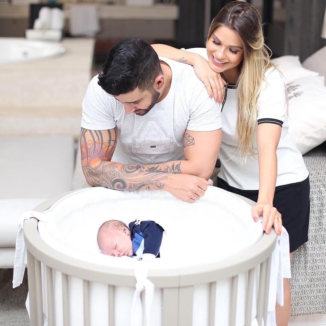 Gusttavo Lima e  Andressa Suita babam pelo filho, Gabriel - Reprodução/Instagram