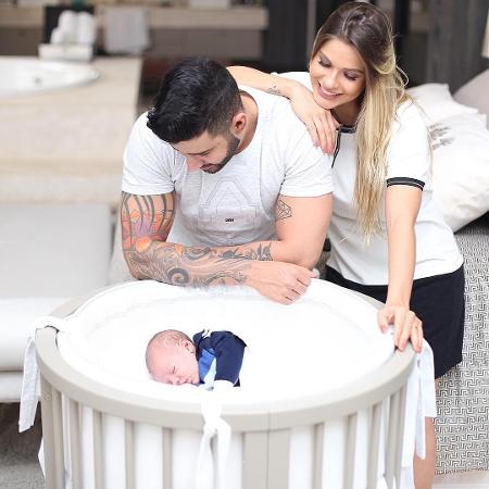 Gusttavo Lima e  Andressa Suita babam pelo filho, Gabriel                                - Reprodução/Instagram