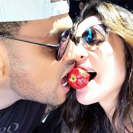 Tony Salles e Scheila Carvalho dividem morango em foto romântica - Reprodução/Instagram