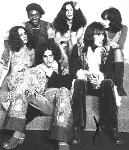 Nos anos 1970 (acima, à esq.), ao lado de Gal Costa, Nara Leão, Maria Bethânia, Caetano Veloso e Odair José - Reprodução/Facebook