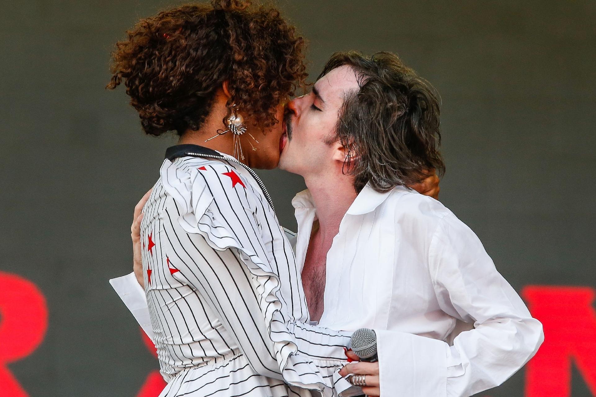 Johnny Hooker beija Liniker durante show no Palco Sunset no terceiro dia do Rock in Rio 2017 - Marco Antonio Teixeira/UOL