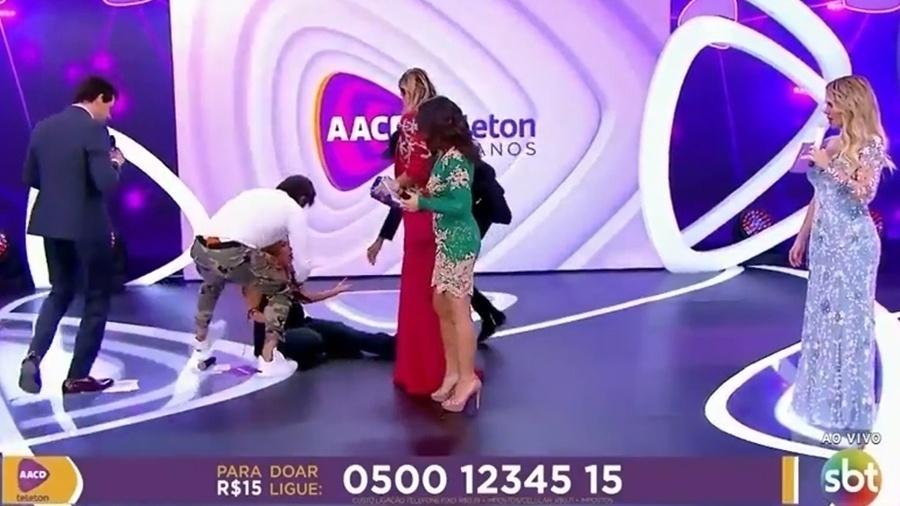 Grávida de seis meses, Patrícia Abravanel caiu no palco do "Teleton", na noite deste sábado (28). Ela conversava com Marcos Mion, Hugo Gloss e Isabele Benito - Reprodução/SBT