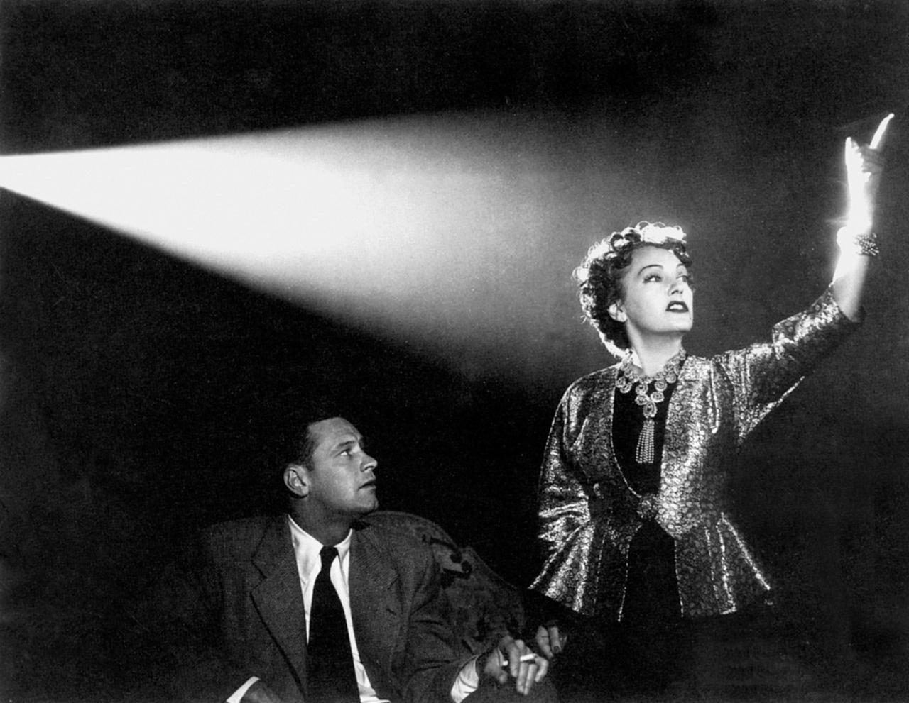 William Holden e Gloria Swanson em cena de "Crepúsculo dos Deuses" (1960) - Divulgação