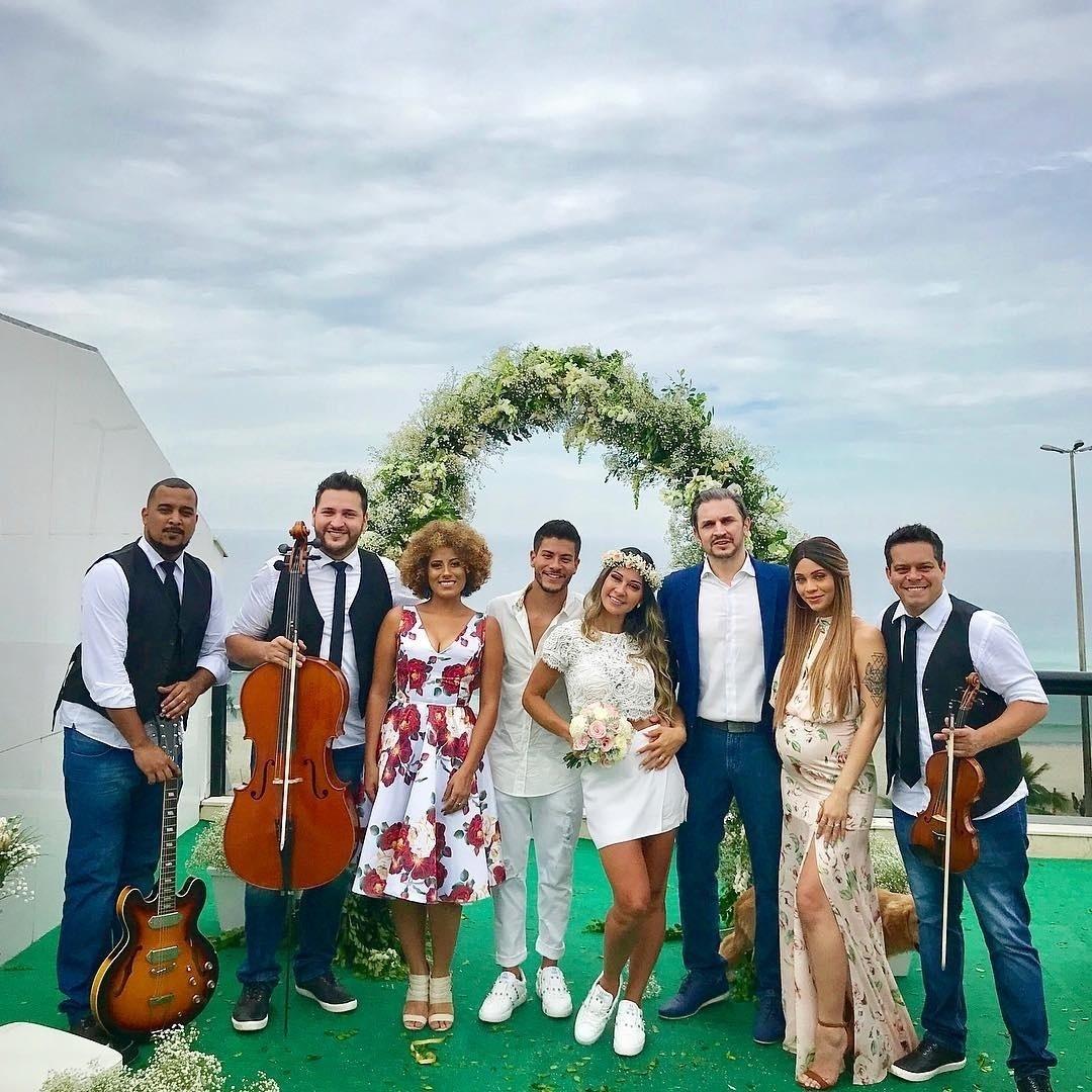 o ator Arthur Aguiar e a empresária e ex-BBB Mayra Cardi trocaram alianças. - Reprodução/Instagram