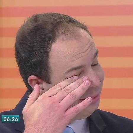O apresentador Ginez Cesar chora ao se despedir do "Bom Dia MS", telejornal da TV Morena, afiliada da Globo - Reprodução/TV Globo - Reprodução/TV Globo