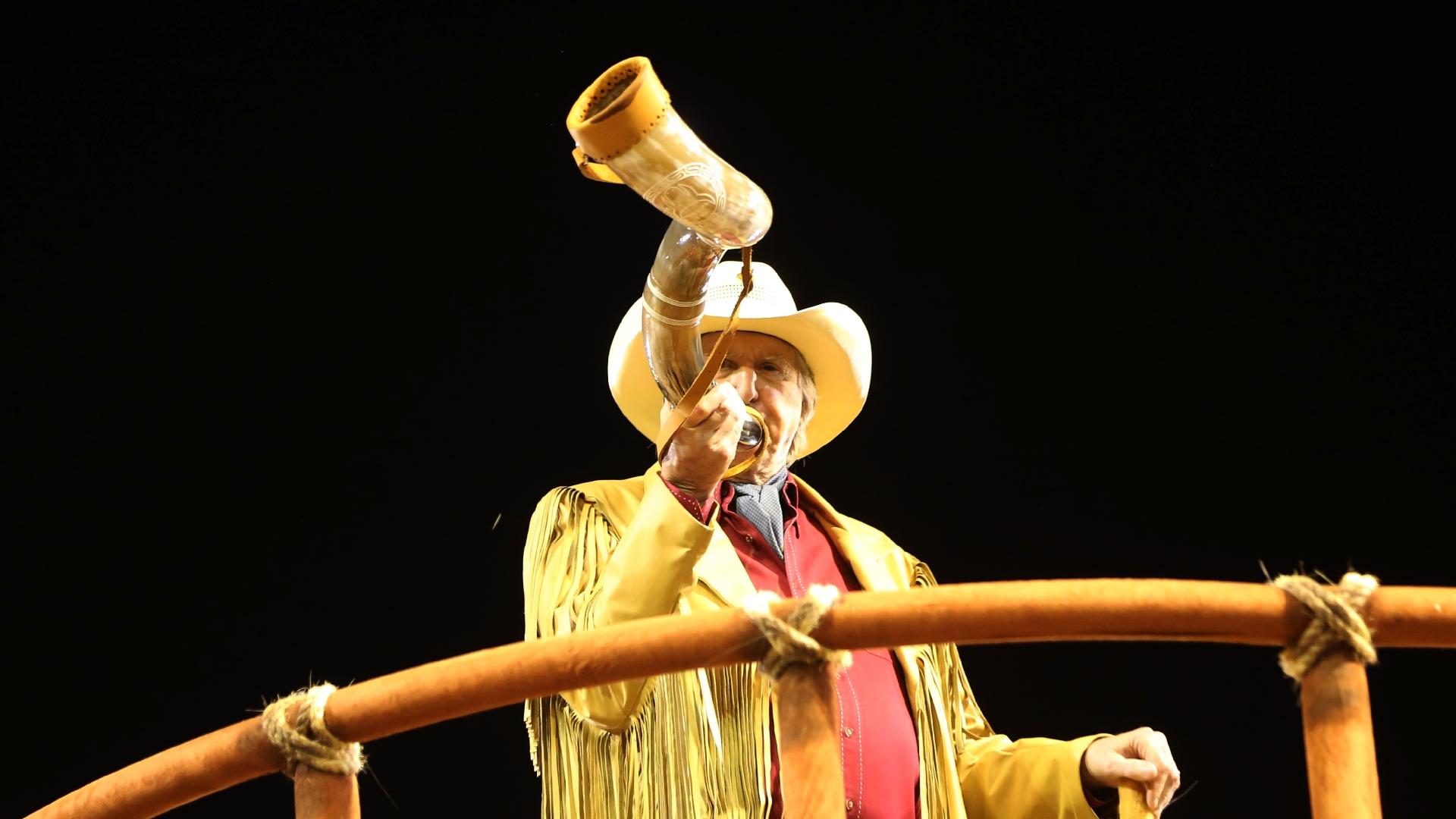 Sérgio Reis abre o desfile da Dragões da Real tocando berrante - Ricardo Matsukawa/UOL