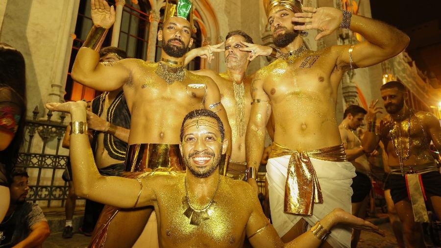 Bloco Saímos do Egyto tem predominância das fantasias douradas e levou pop e funk ao Rio, até o fim da madrugada - Marcelo de Jesus/UOL