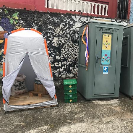 Os foliões do bloco FrancisKryshna tiveram a disposição um banheiro seco - Felipe Branco Cruz/UOL - Felipe Branco Cruz/UOL