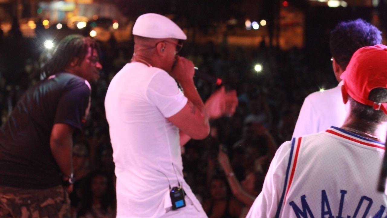 Mano Brown durante show surpresa na Praça do Campo Limpo neste domingo (18) - EdK