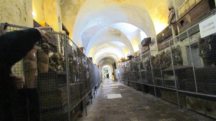 Corredor das Catacumbas dos Capuchinhos, atração turística da Sicília - Gmihail/creativecommons.org/licenses/by-sa/3.0/rs/deed.en - Gmihail/creativecommons.org/licenses/by-sa/3.0/rs/deed.en