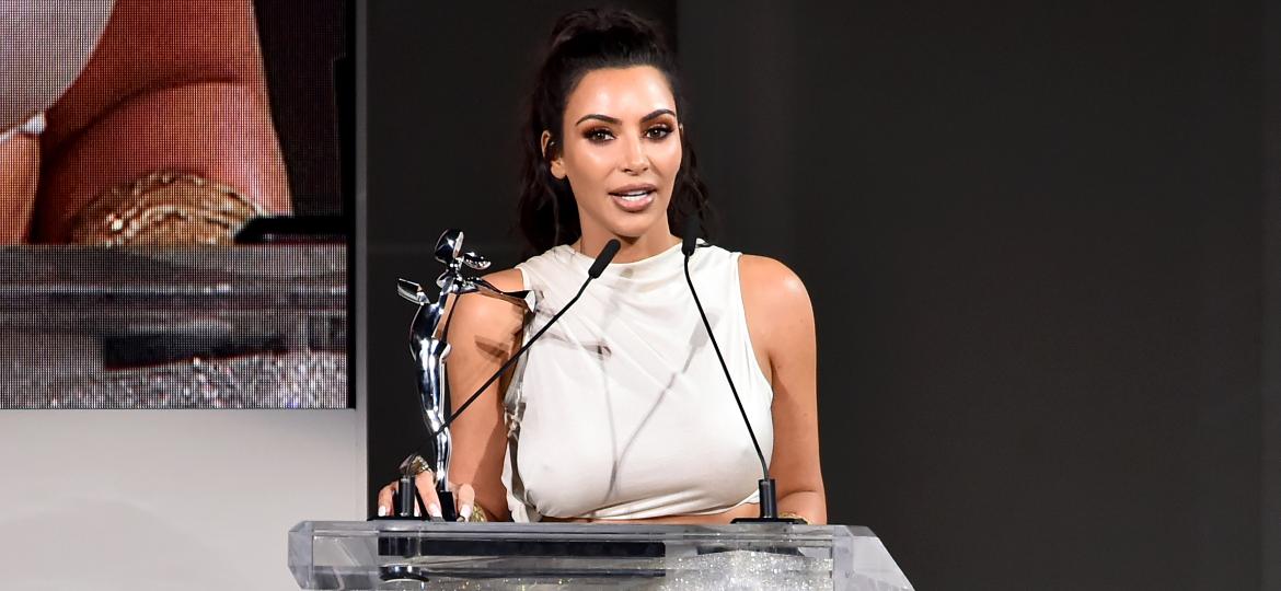 Kim Kardashian West no palco do CFDA Awards, em que recebeu o prêmio de Influenciadora do Ano - Getty Images