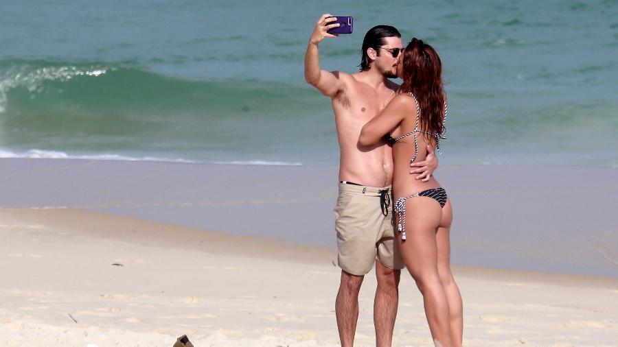 Bruno Gissoni e Yana Lavigne namoram na praia. Pais da pequena Madalena, de 1 ano, os dois deixaram a menina em casa e foram curtir um final de tarde romântico no Rio - AgNews