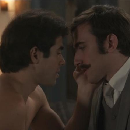 Luccino (Juliano Lahan) e Otávio (Pedro Henrique Müller) quase se beijam em "Orgulho e Paixão" - Reprodução/Globo