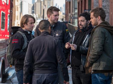 O novo showrunner de "Punho de Ferro", Raven Metzner (à direita, de cabelos pretos), orienta Finn Jones e equipe nos bastidores da segunda temporada - Divulgação/Netflix