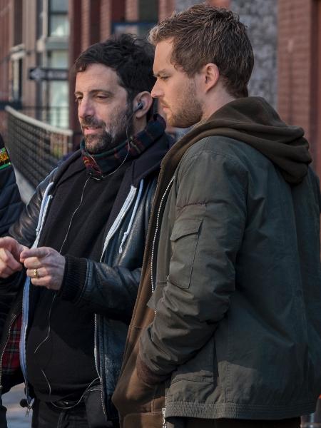 O novo showrunner de "Punho de Ferro", Raven Metzner (à direita, de cabelos pretos), orienta Finn Jones e equipe nos bastidores da segunda temporada - Divulgação/Netflix - Divulgação/Netflix