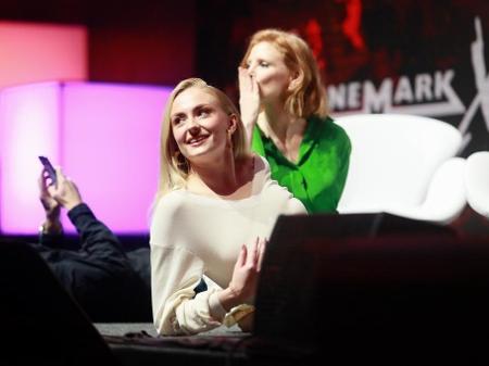Sophie Turner e Jessica Chastain deitam para ver cena de "X-Men: Fênix Negra" na CCXP  - Iwi Onodera/UOL