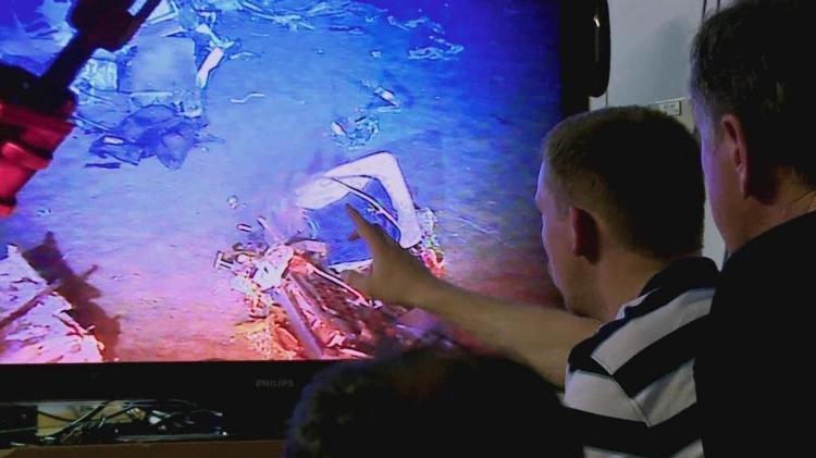 Imagem do momento da descoberta das caixas-pretas do voo AF447, em maio de 2011, mostrada no documentário "A Caça ao Voo Rio-Paris", do diretor francês Simon Kessler.