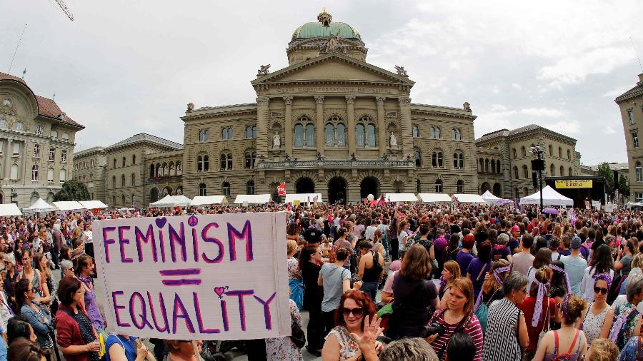 Mulheres suíças fazem greve por igualdade de direitos e contra violência sexual - STEFAN WERMUTH/AFP