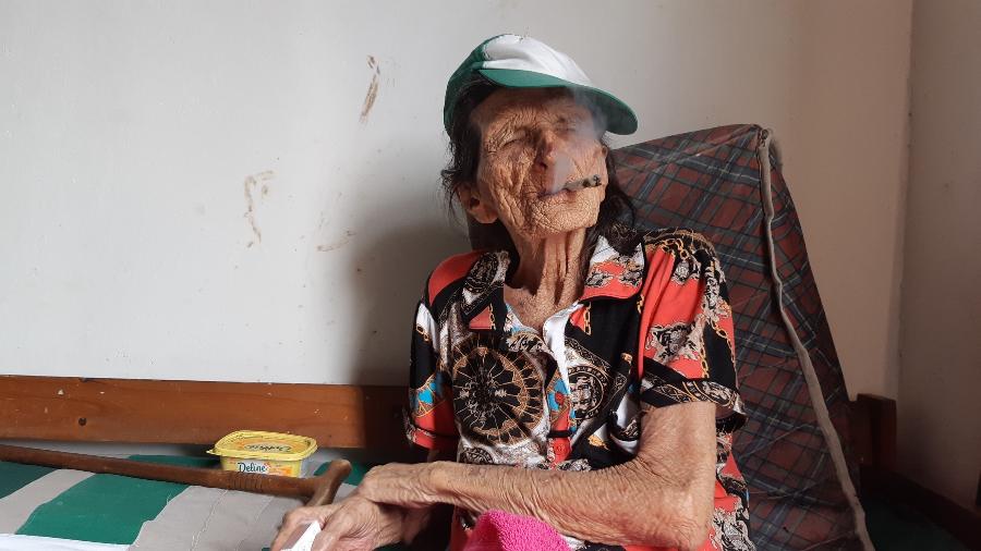 Dona Josefa chegou aos 120 anos em fevereiro e poderia garantir o título de "mulher mais velha do mundo", mas questões burocráticas e financeiras estão em jogo - Carlos Madeiro/UOL