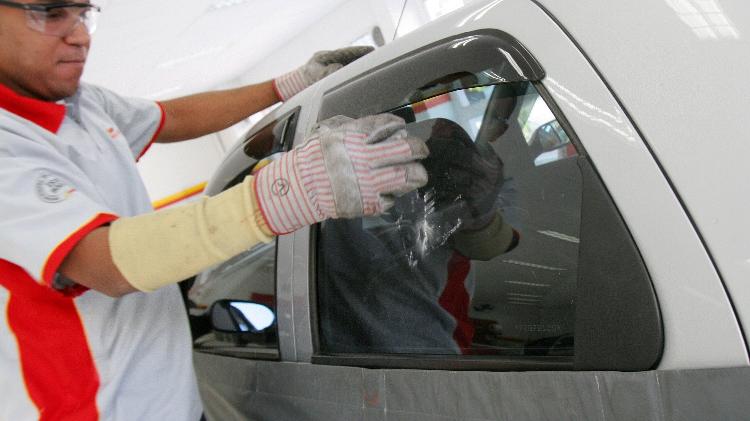 Febre entre os brasileiros, a película escurecida nos vidros do carro deve seguir regras para não render multa