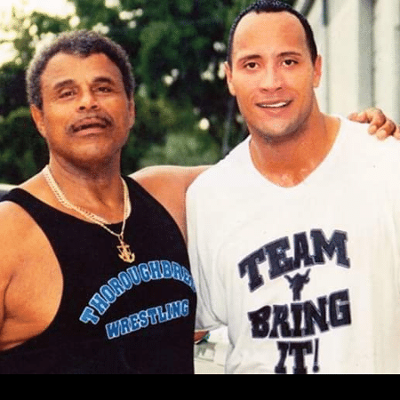 Dwayne Johnson e seu pai, Rocky Johnson - Reprodução/Twitter
