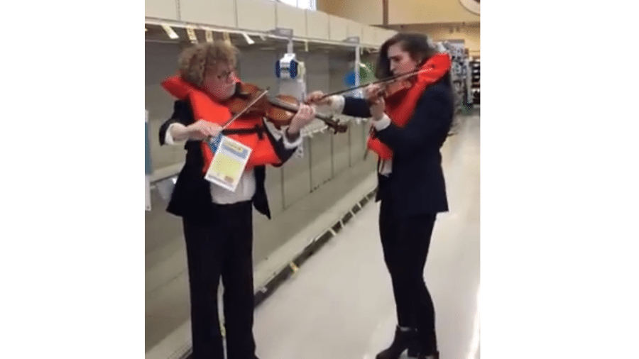 Violinistas recriam cena de "Titanic" em mercado sem papel higiênico - Reprodução/Twitter