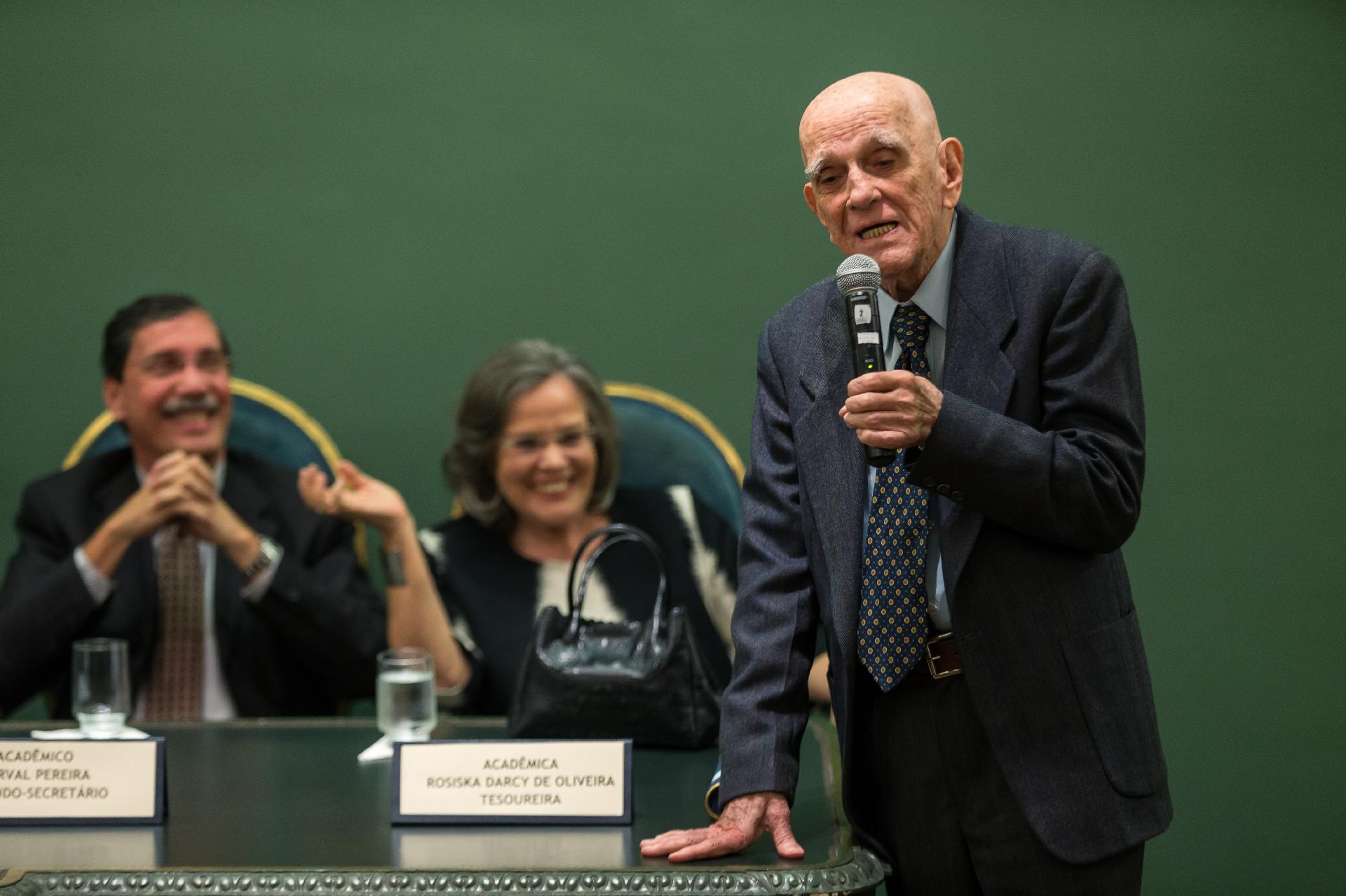 Rio de Janeiro, RJ, Brasil. 16/07/2015;  O escritor e contista, Rubem Fonseca, recebe premio na academia Brasileira de Letras na tarde desta Quinta-Feira(16) no Rio de Janeiro.( Foto: Ricardo Borges/Folhapress ) *** EXCLUSIVO FOLHA - Ricardo Borges/Folhapress